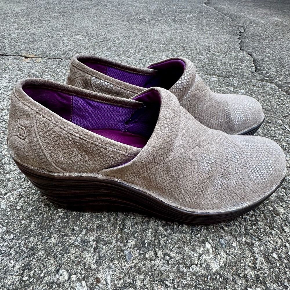 Bionica‎ Women's Sz 8.5 M Cardin Clog Metallic Taupe Snakeskin Print Suede Wedge